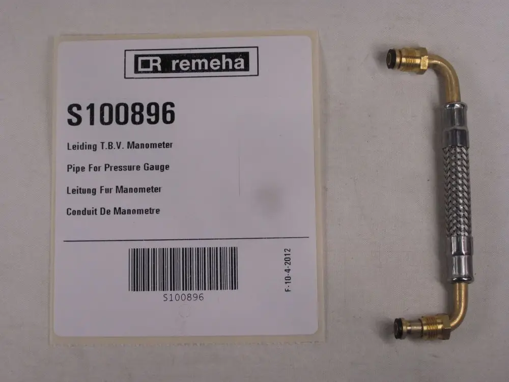 Remeha Produktkarte mit Barcode neben einem gebogenen Metallrohr, das einen Anschluss für ein Manometer hat, beschrieben als "Leiding T.B.V. Manometer" und weiteren Übersetzungen.